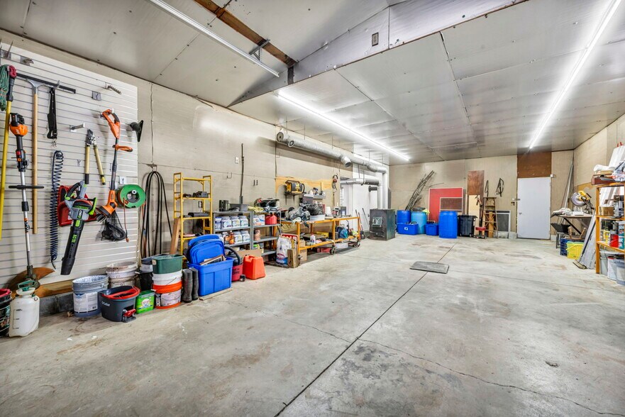 More Photos Of 4085 Herner County Line Rd, Southington Showroom For Sale