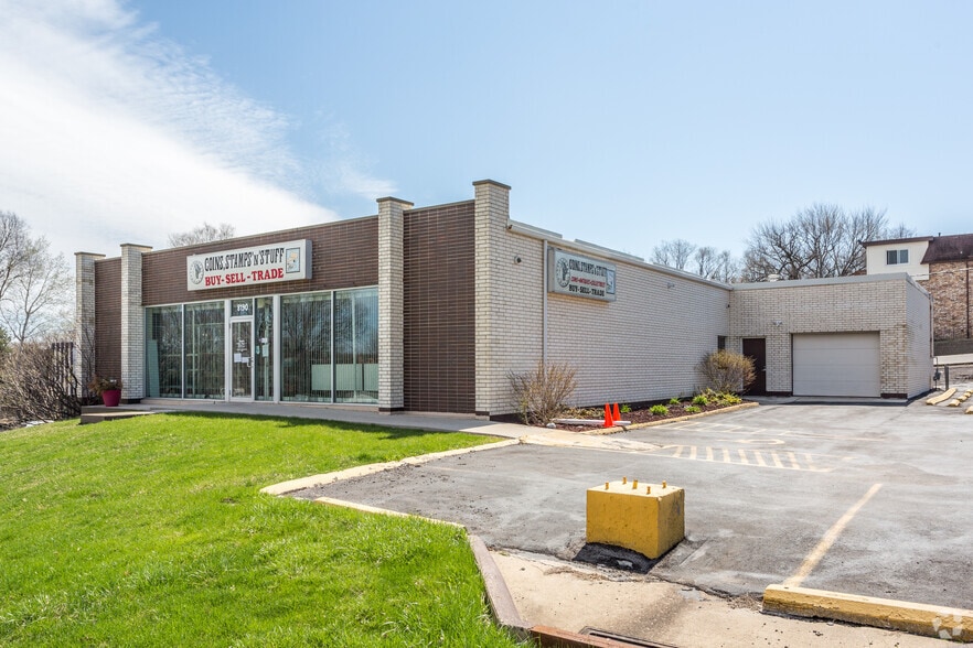 More Photos Of 8190 Hickman Rd, Clive Freestanding For Sale