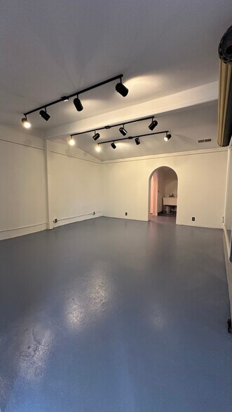 More Photos Of 111 S Dos Caminos Ave, Ventura General Retail For Lease