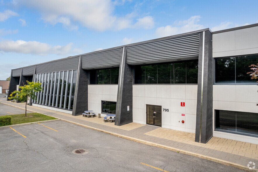 More Photos Of 789-799 Jean-Paul-Vincent, Longueuil Distribution For Lease