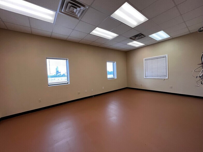 More Photos Of 1010 S Meadow Ave, Odessa Warehouse For Sale