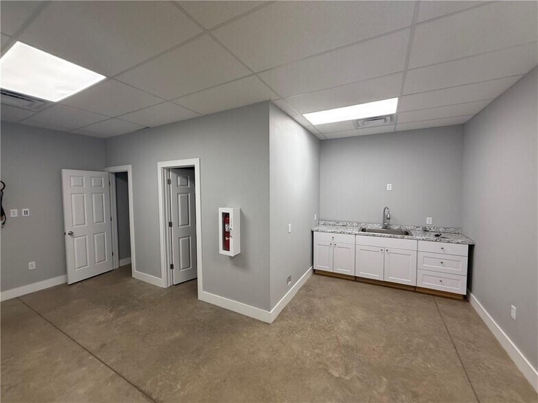 More Photos Of 162 Grading Ln, Cave Springs Flex For Lease