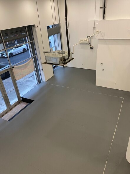 More Photos Of 68 Franklin St, New York General Retail For Lease