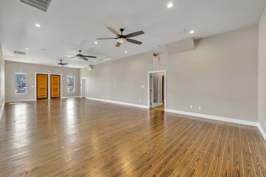 More Photos Of 220 W FM 473, Comfort Storefront Retail Office For Lease