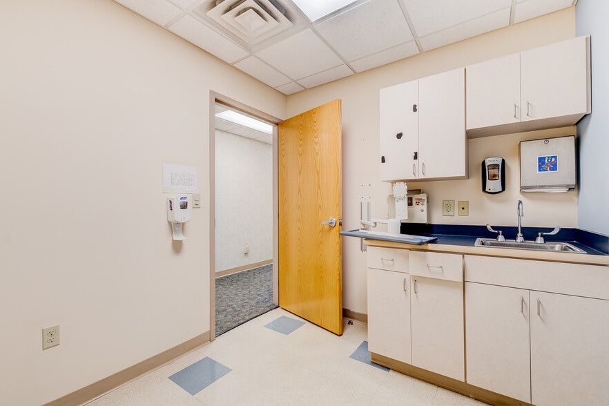 More Photos Of 860 NW Washington Blvd, Hamilton Medical For Sale