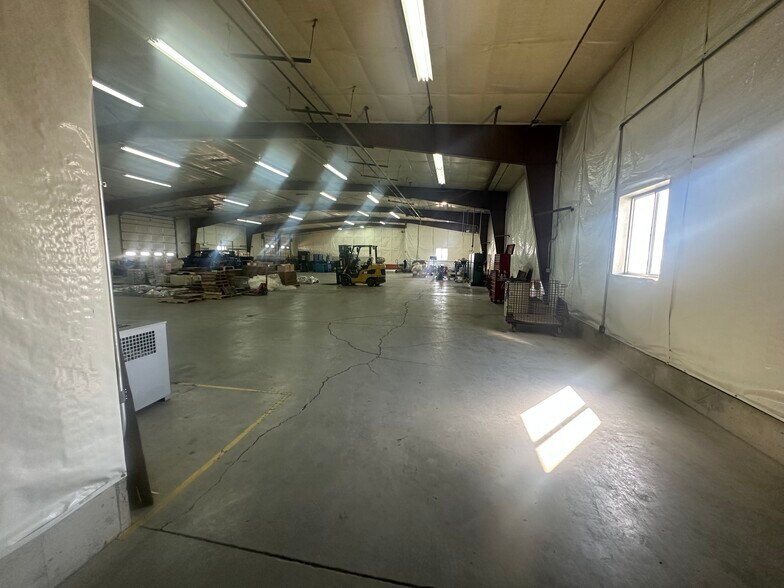 More Photos Of 636 S East St, Mount Carroll Warehouse For Lease