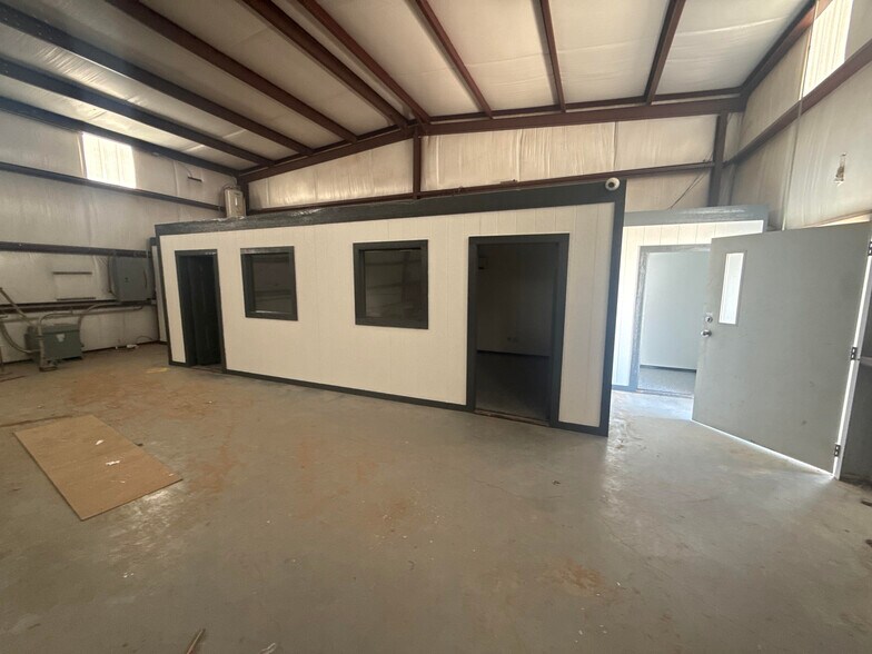 More Photos Of 2011 S Crane Ave, Odessa Warehouse For Lease