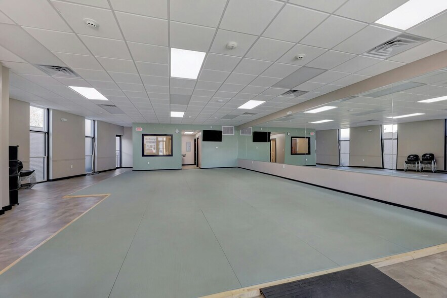 More Photos Of 1285-1291 Broad St, Bloomfield Medical For Lease