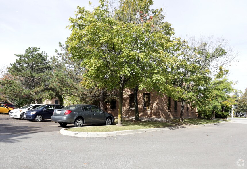 More Photos Of 256 Britannia Rd E, Mississauga Light Distribution For Sale