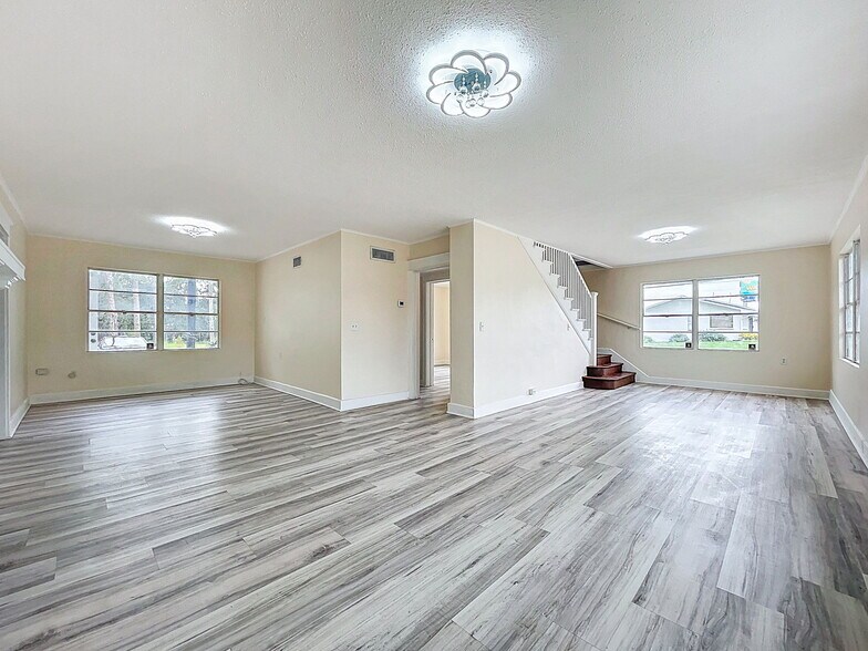 More Photos Of 301 N US Highway 41, Ruskin Office Residential For Lease