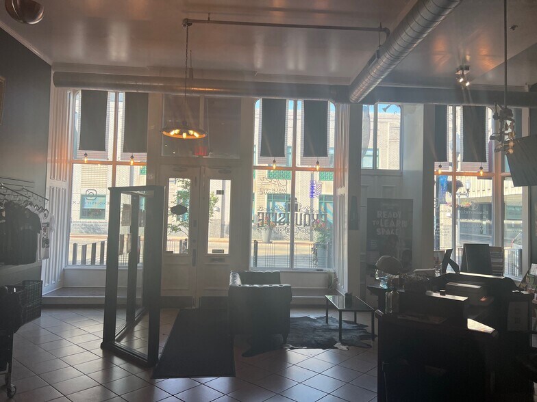 More Photos Of 418-420 E State St, Rockford Storefront For Lease
