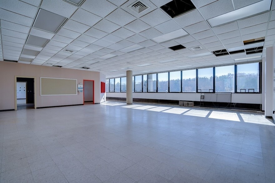 More Photos Of 275 Portsmouth Ave, Stratham Light Manufacturing For Sale