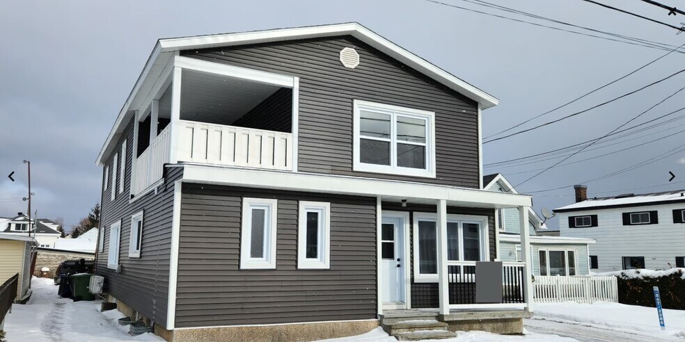 Primary Photo Of 115 Rue Saint-Patrice E, Magog Apartments For Sale