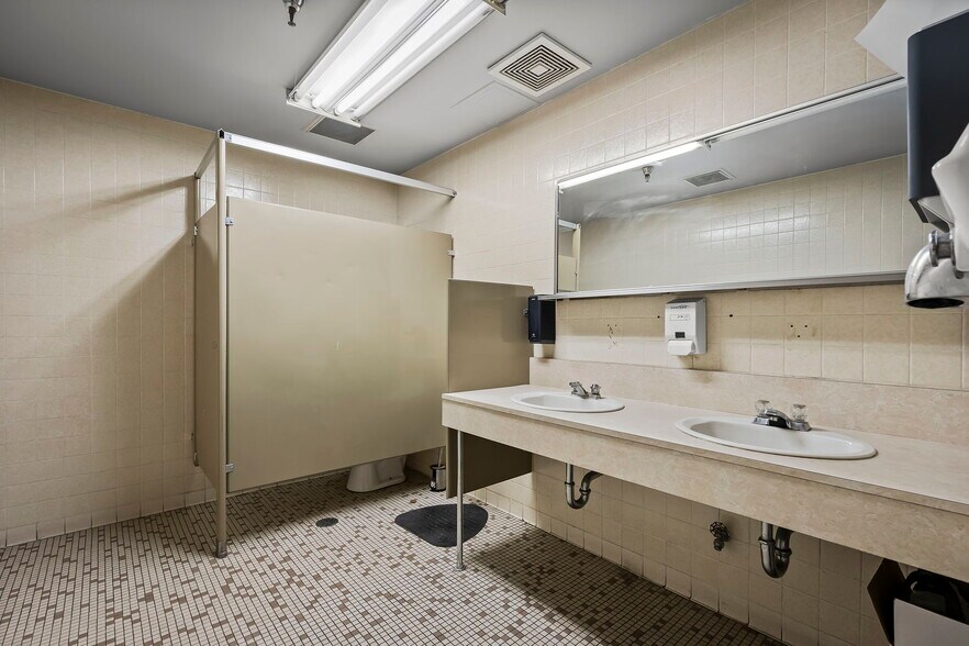 More Photos Of 802-808 Packer Way, Sparks Warehouse For Lease