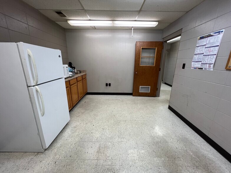 More Photos Of N90W14635 Commerce Dr, Menomonee Falls Manufacturing For Sale