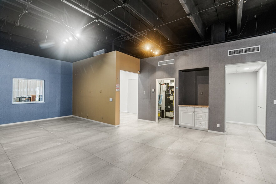 More Photos Of 2741 W 76th St, Hialeah Warehouse For Lease