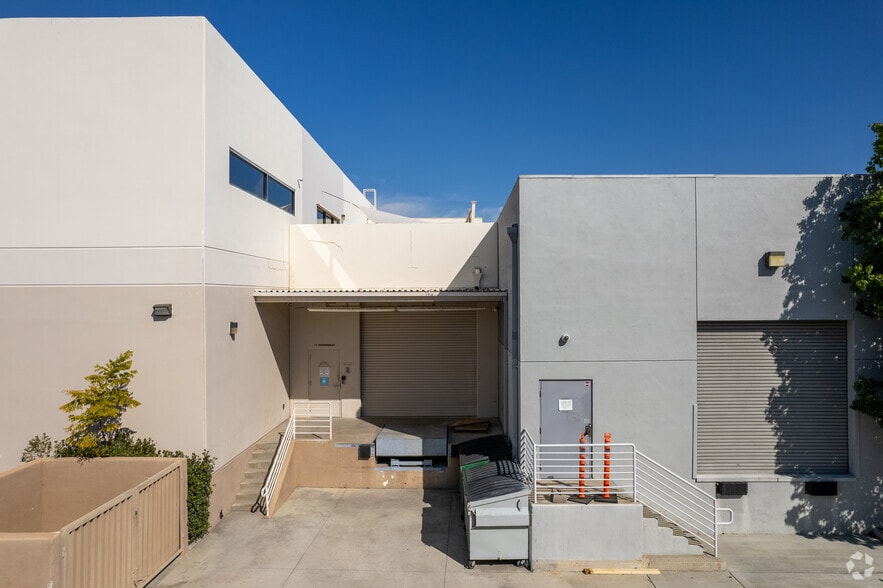 More Photos Of 12 Chrysler, Irvine Light Manufacturing For Lease