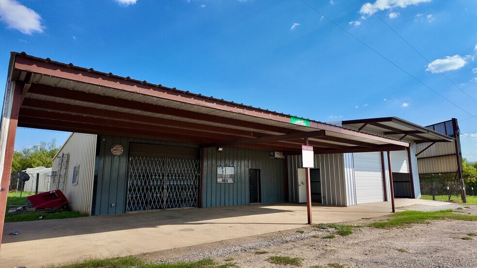 Primary Photo Of 4060 Interstate 35 N, Natalia Auto Repair For Sale