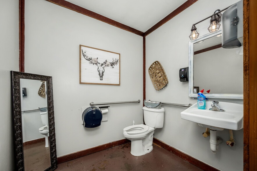 More Photos Of 7080 Dale Ridge Rd, Lancaster Convenience Store For Sale