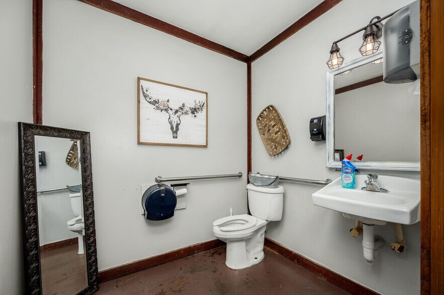 More Photos Of 7080 Dale Ridge Rd, Lancaster Convenience Store For Sale