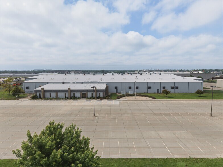 More Photos Of 300 E 39th St, Hastings Distribution For Lease