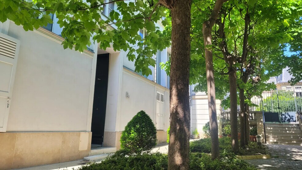 More Photos Of 11 Rue Chateaubriand, Paris Office For Sale