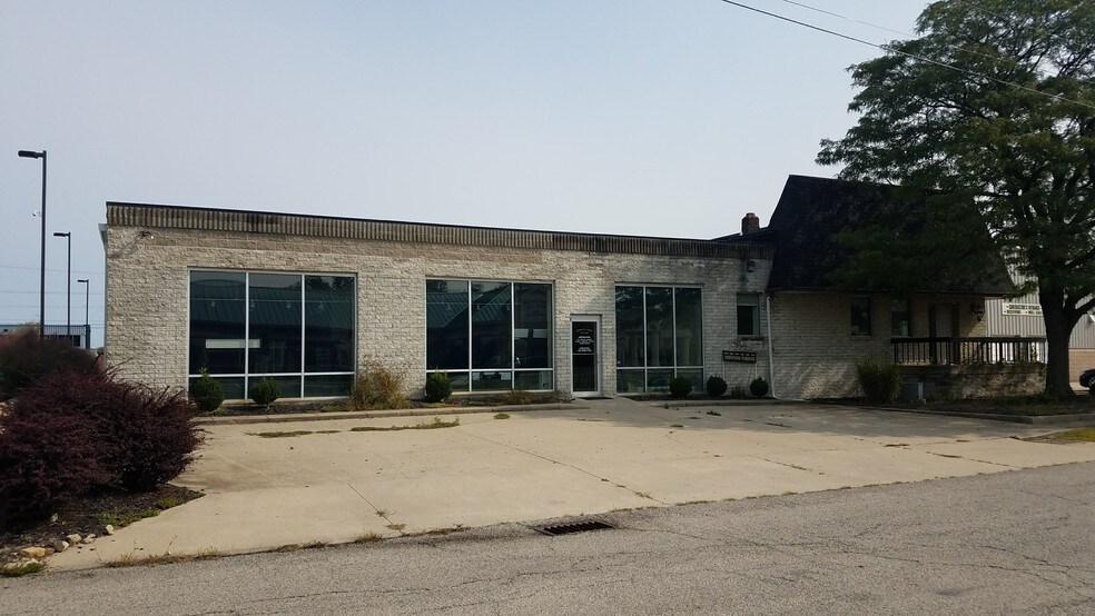 More Photos Of 10691 Kenwood Rd, Cincinnati Showroom For Lease