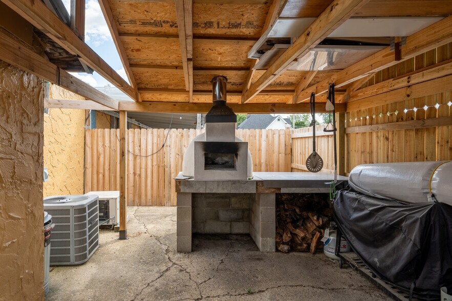 More Photos Of 518 N Harrison St, Alexandria General Retail For Sale