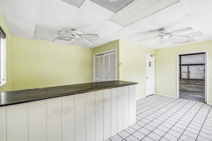 More Photos Of 725 12th St, Vero Beach Auto Repair For Sale