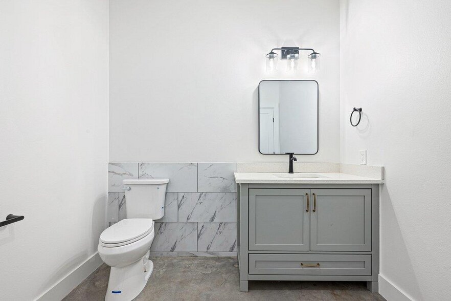 More Photos Of 451 Farrell Rd, Dripping Springs Light Distribution For Sale