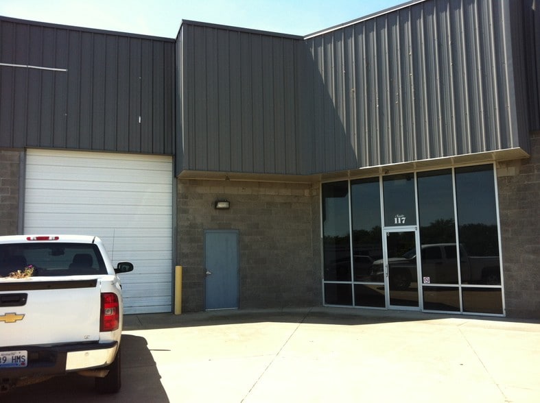 More Photos Of 226 Peterson Dr, Elizabethtown Warehouse For Lease