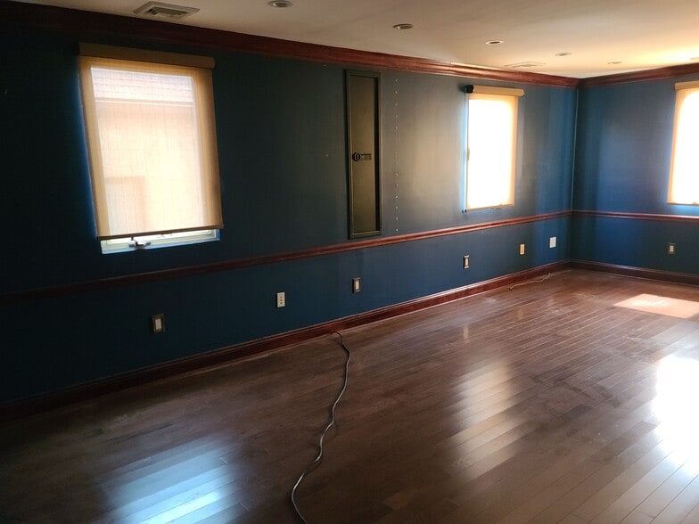 More Photos Of 221 Mineola Blvd, Mineola Office For Lease