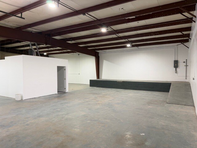 More Photos Of 3359-3399 Hawthorne Ave NE, Salem Warehouse For Lease