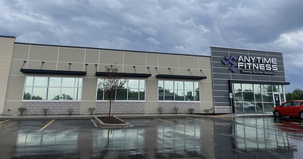 More Photos Of 825-833 N Wisconsin St, Elkhorn General Retail For Lease