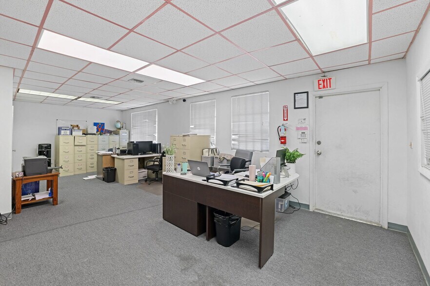 More Photos Of 695-699 W 17th St, Hialeah Warehouse For Sale