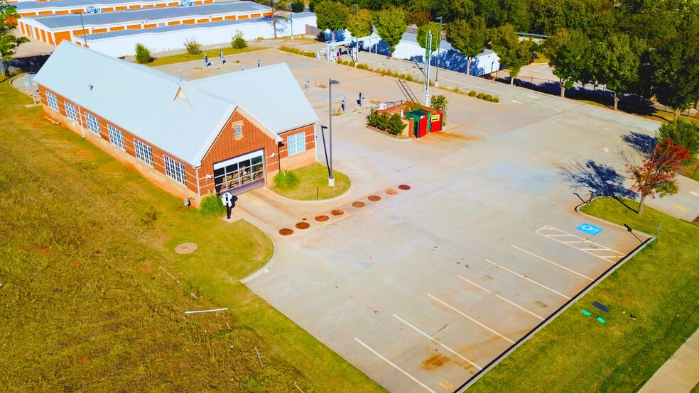 Primary Photo Of 1821 E Memorial Rd, Oklahoma City General Retail For Lease