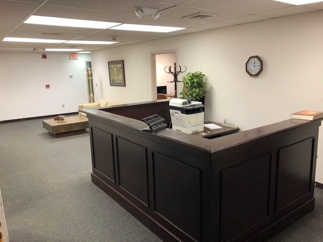 More Photos Of 100 Bradley Rd, Woodbridge Office For Sale