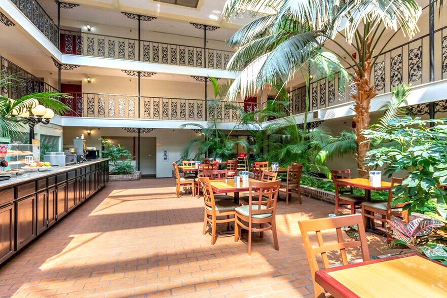 More Photos Of 658 S Westdale Dr, Wichita Hotel For Sale