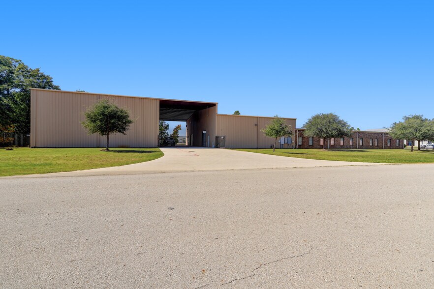 More Photos Of 18914 E Industrial Pkwy, New Caney Service For Sale