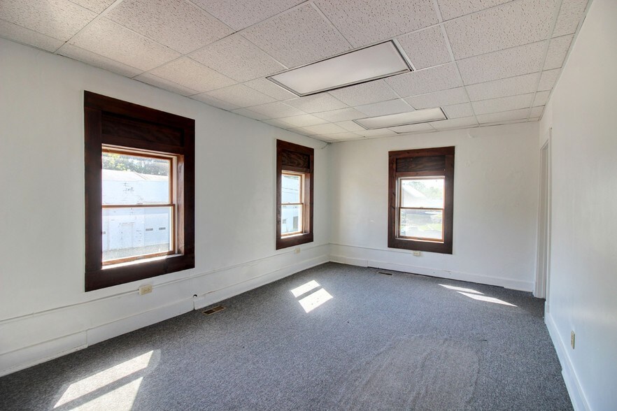 More Photos Of 142 Middle St, Geneva Warehouse For Sale