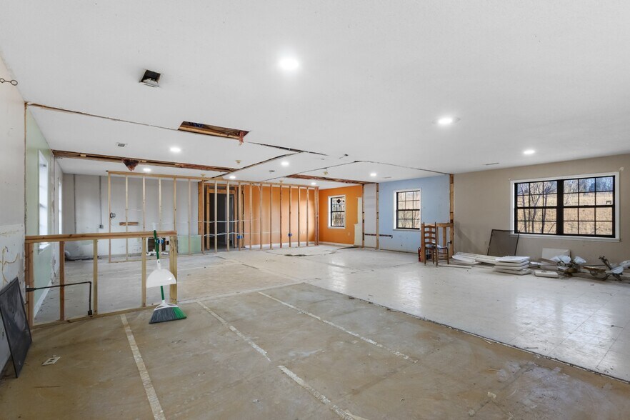 More Photos Of 2425 Highway 41A Byp, Clarksville Light Distribution For Sale