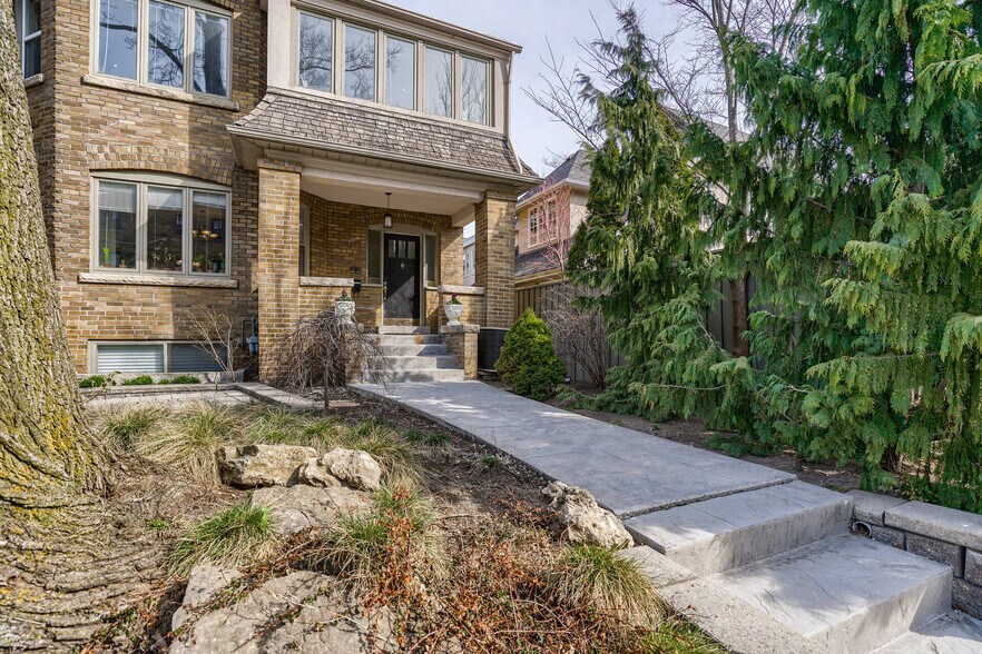 More Photos Of 4 Oriole Gdns, Toronto Apartments For Sale