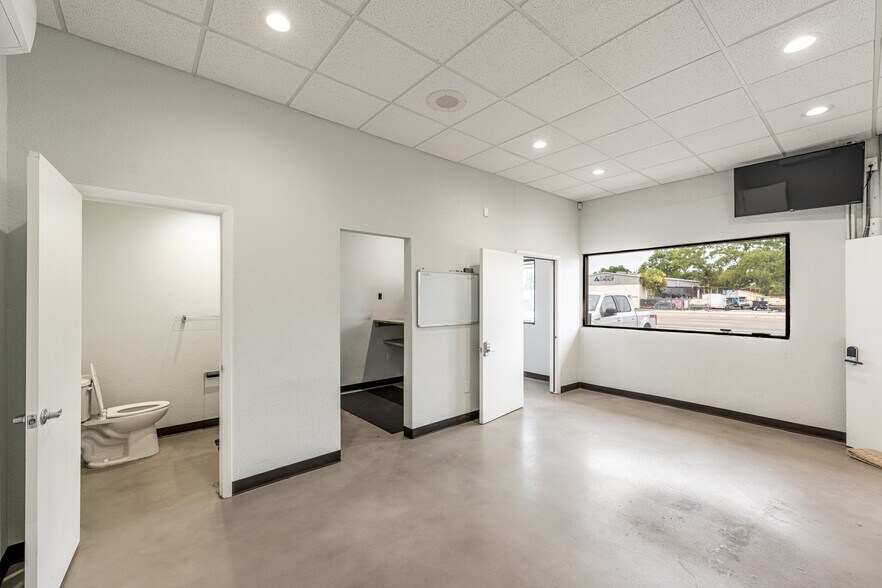 More Photos Of 1900 N Washington Blvd, Sarasota Flex For Sale