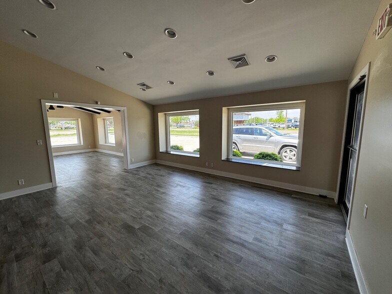 More Photos Of 906 Shooting Park Rd, Peru Freestanding For Sale