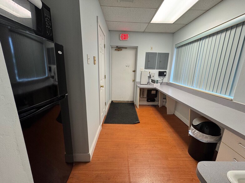 More Photos Of 14378-14390 Woodlake Dr, Town and Country Office For Sale