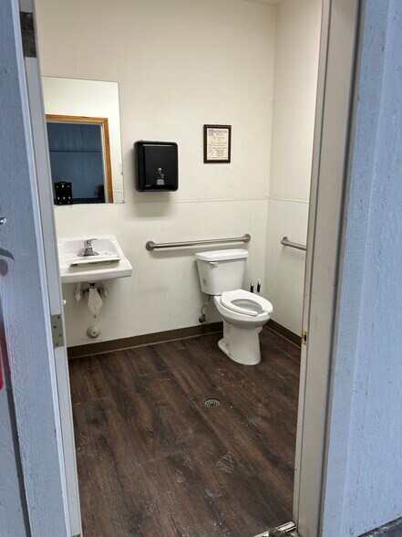 More Photos Of 11 Prospect Pl, Port Angeles Distribution For Lease