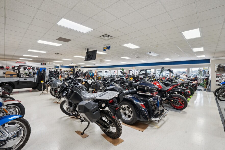 More Photos Of 1001 Short St, Decorah Auto Dealership For Sale