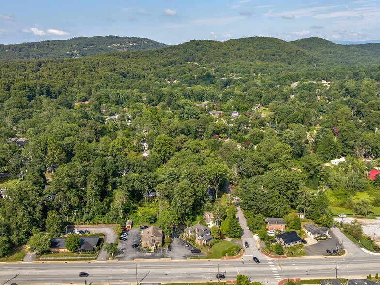 More Photos Of 104 Clairmont Dr, Hendersonville Storefront For Sale