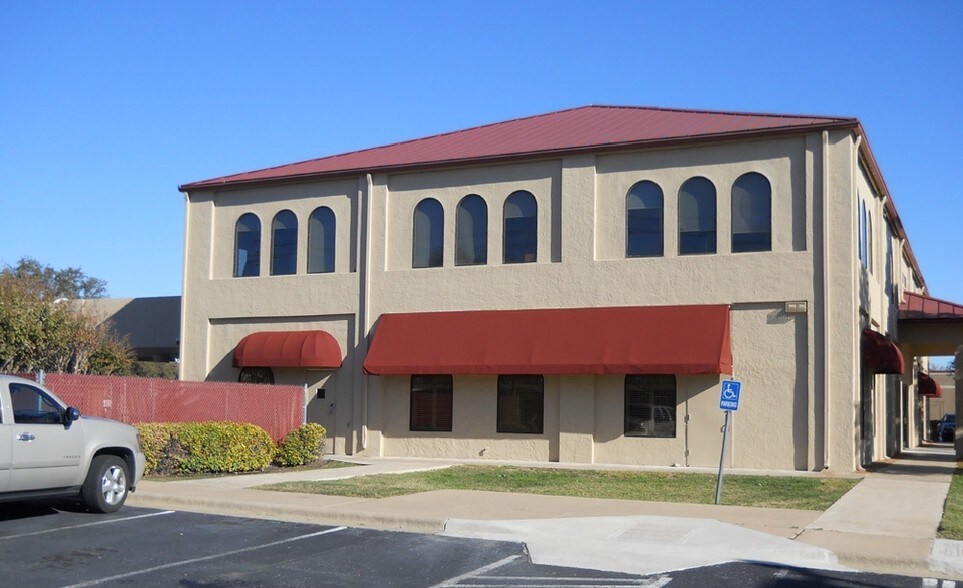 More Photos Of 12208 N MoPac Expy, Austin Bank For Lease