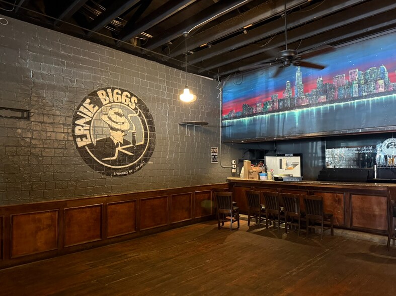 More Photos Of 312 South Ave, Springfield Bar For Lease